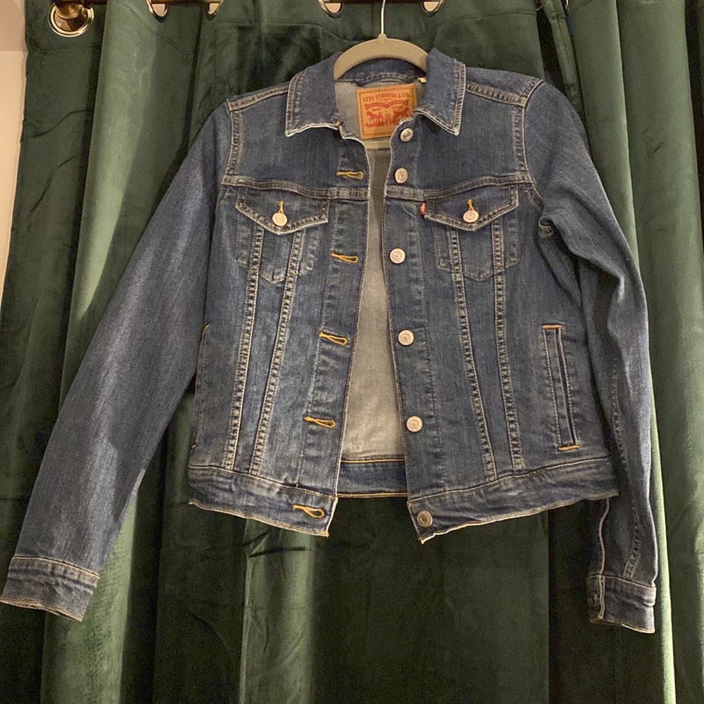 Dark wash denim jacket from Levi’s. Rarely worn! No wear and tear!